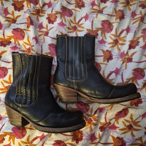 JOHN FLUEVOG FRONTIER HI: CALAMITY 6.5 WESTERN Black LEATHER COWGIRL BOOTS - Picture 2 of 4